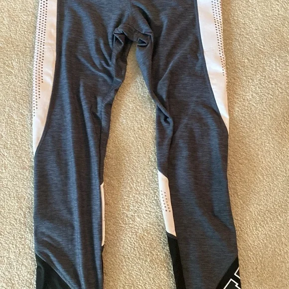 VS pink brand size medium ultimate leggings Excellent condition - Picture 3 of 10